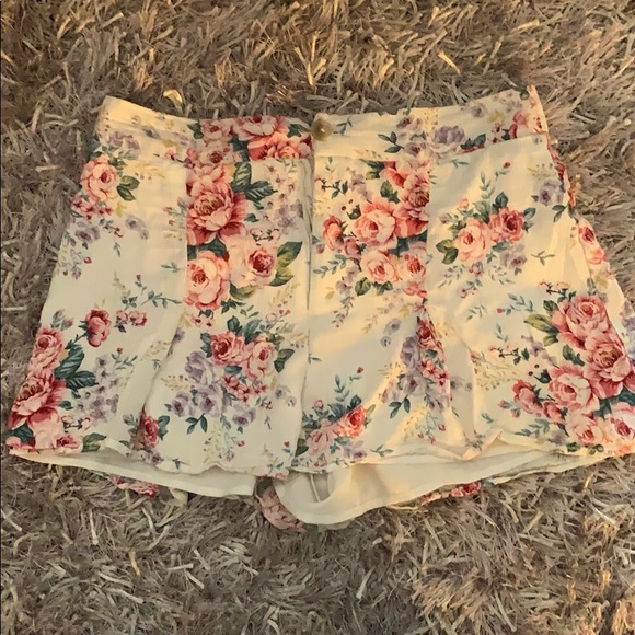 Pretty floral print shorts 🥀💕👀 - Picture 1 of 3
